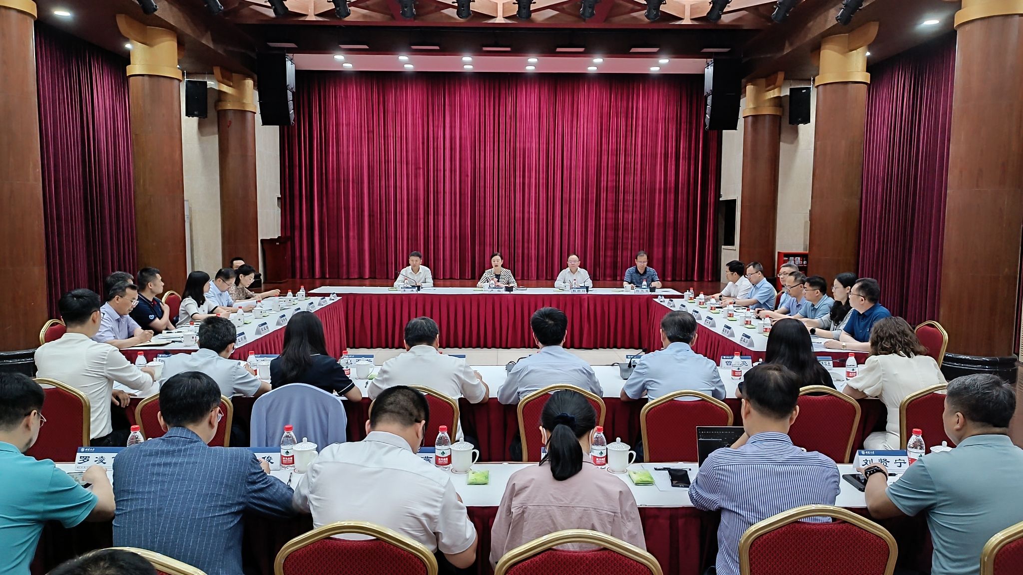 文件名称:1-2时任重庆市委常委、统战部部长卢红来校调研座谈交流.jpg原图大小:2.75MB