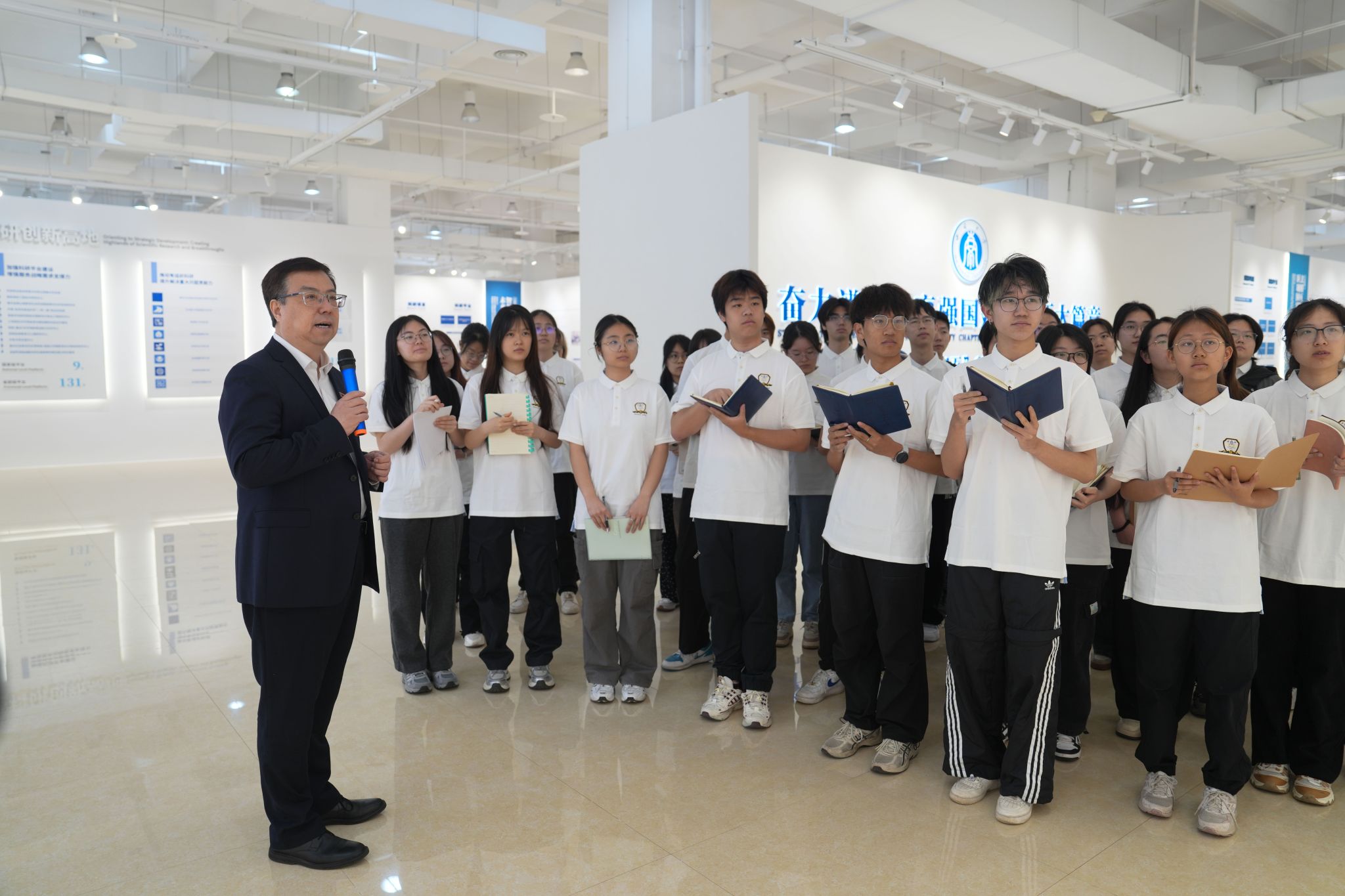 文件名称:4月25日,金年会jinnianhuicom校长王进军为学生上思政课,讲述学校科技成果发展。周久淞 摄.jpg原图大小:3.30MB