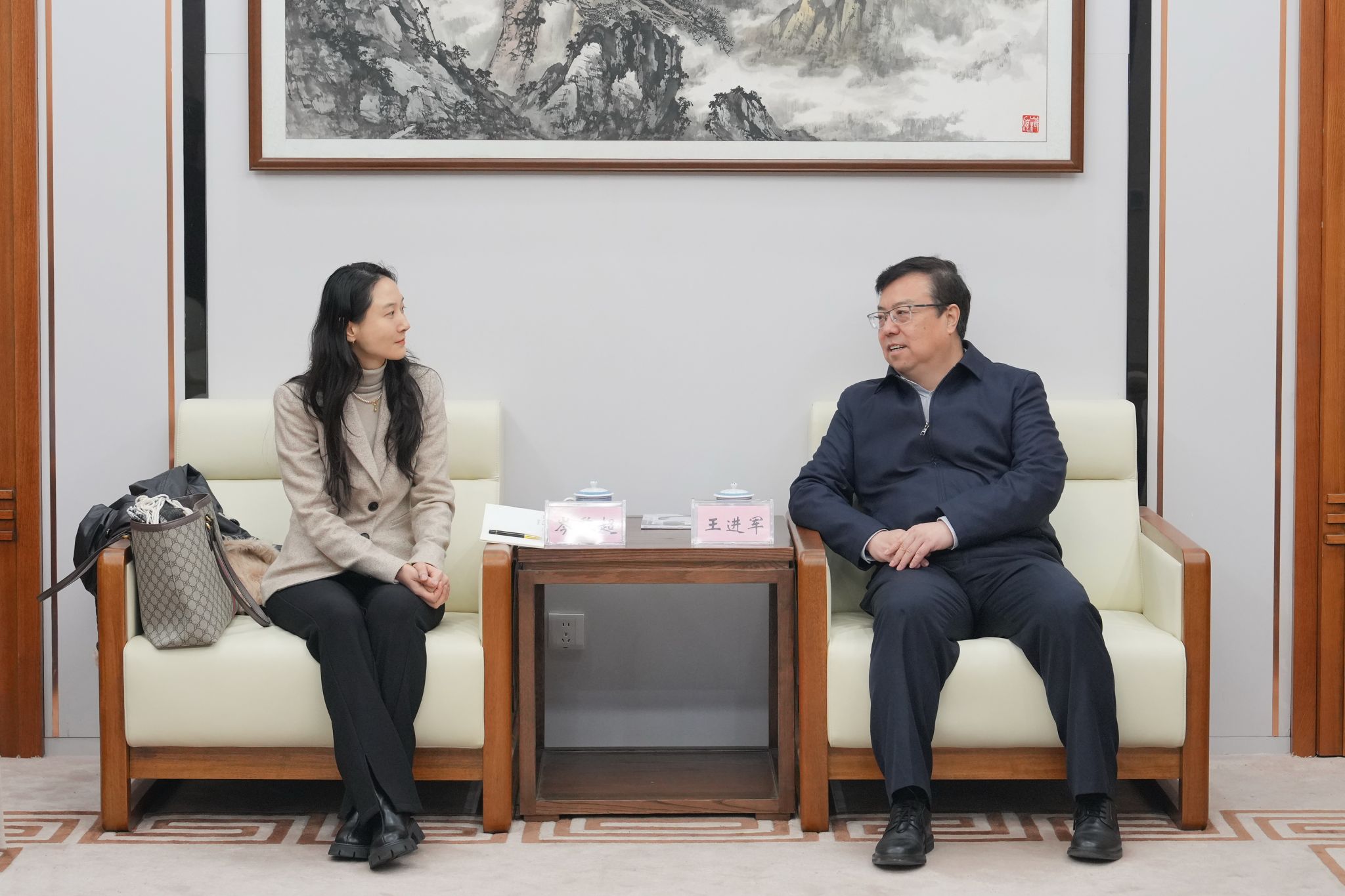 文件名称:会见照片.jpg原图大小:4.01MB